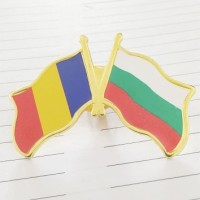 Insigna cu pin metalica 2 steaguri Romania si Bulgaria