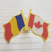 Insigna cu pin metalica 2 steaguri Romania si Canada Insigna cu pin metalica 2 steaguri Romania si Canada