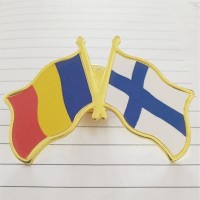 Insigna cu pin metalica 2 steaguri Romania si Finlanda