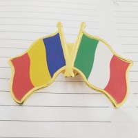 Insigna cu pin metalica 2 steaguri Romania si Italia