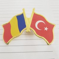 Insigna cu pin metalica 2 steaguri Romania si Turcia Insigna cu pin metalica 2 steaguri Romania si Turcia