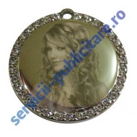 Pandantiv rotund 32mm placat cu Nichel si pietre semipretioase, gravat